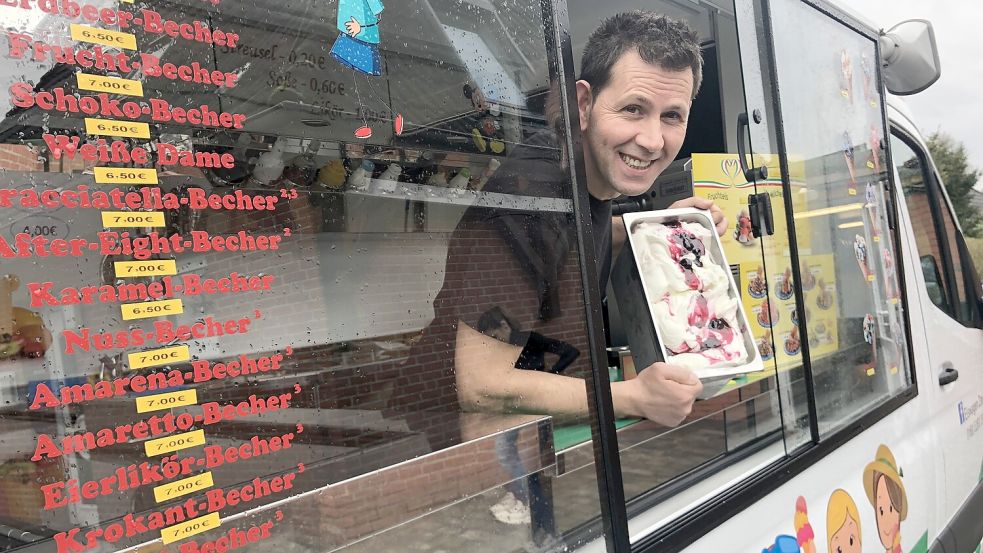 David Bastos ist seit vielen Jahren mit seinem Eiswagen unterwegs und verkauft handwerklich hergestelltes Eis. Foto: H. Müller