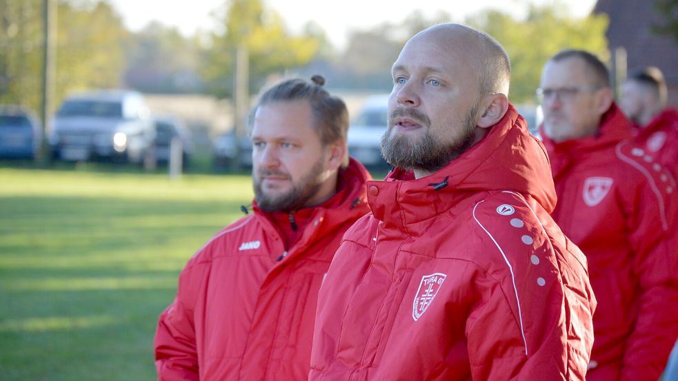 Stefan Brelage (vorne) ist seit wenigen Tagen Trainer von TuRa Westrhauderfehn. Für wie lange er dieses Amt bekleiden wird, steht noch nicht fest. Foto: Weers