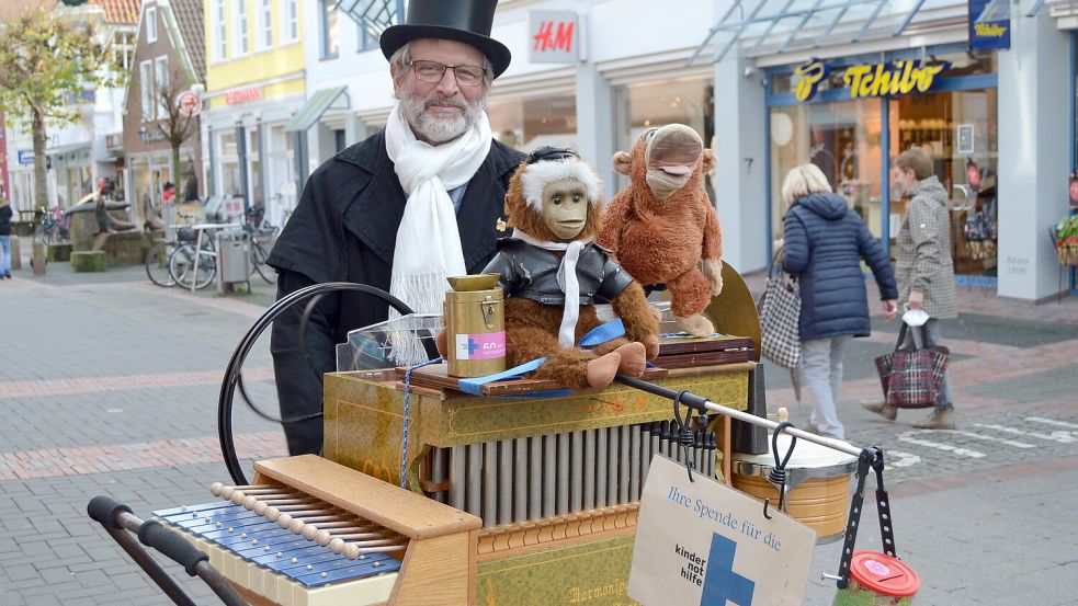Mit seiner Drehorgel spielt Heinz-Wilhelm Schnieders Spenden für wohltätige Zwecke ein. Foto: Archiv/Harms