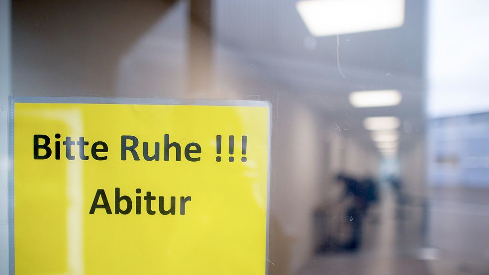 Weil die Klausurbögen aus einer Schule in Goslar gestohlen wurden, kam es bei den Prüfungen zu Wirbel an niedersächsischen Gymnasien. Foto: dpa/Jonas Güttler