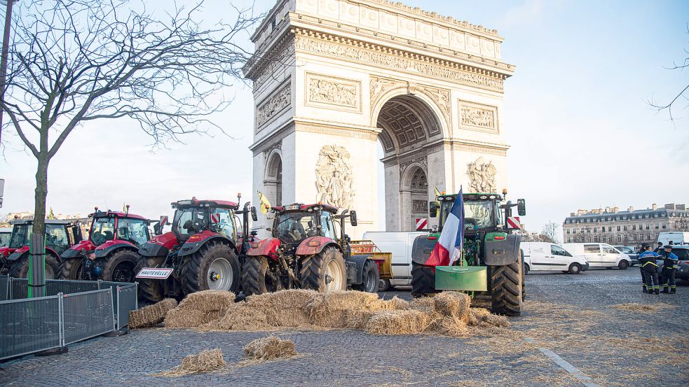 Bauernproteste fanden zuletzt nicht nur in Deutschland statt. In Frankreich fuhren Trecker vor dem Arc de Triomphe vor. Foto: Imago/Abacapress