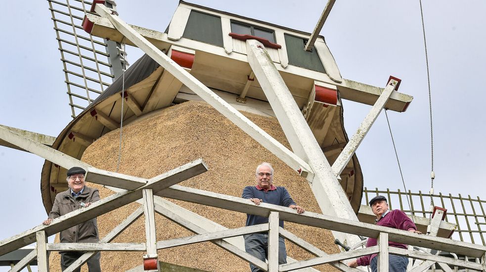 Vor fünf Jahren freute sich der Vorstand (von links: Jann de Buhr, Günther Tuchscheerer und Hartwig Janssen) über das nagelneue Reetdach. In diesem Jahr wird das 25-jährige Bestehen des Börger- un Möhlnvereen gefeiert. Foto: Ortgies/Archiv