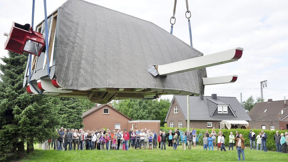 Ein großer Moment: An Seilen wurde die Kappe im August 2013 vor Zuschauern von einem Kran der Firma Ulferts in die Höhe gezogen. Foto: Wolters/Archiv