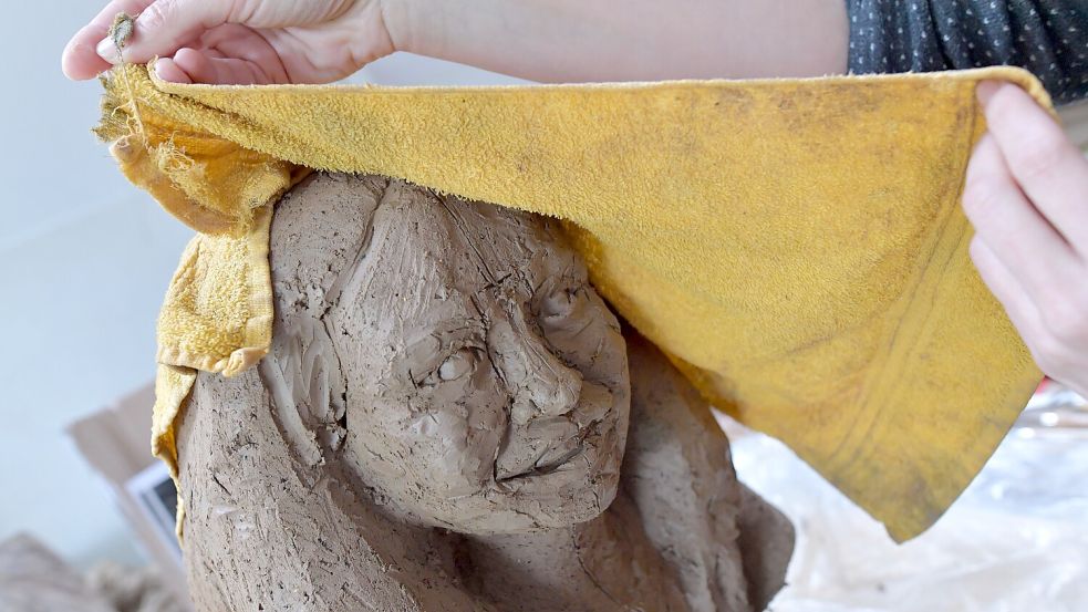 Unter mehreren Lagen Handtüchern verstaut Schaatsbergen die unfertigen Arbeiten, damit diese nicht austrocknen. Foto: Ortgies
