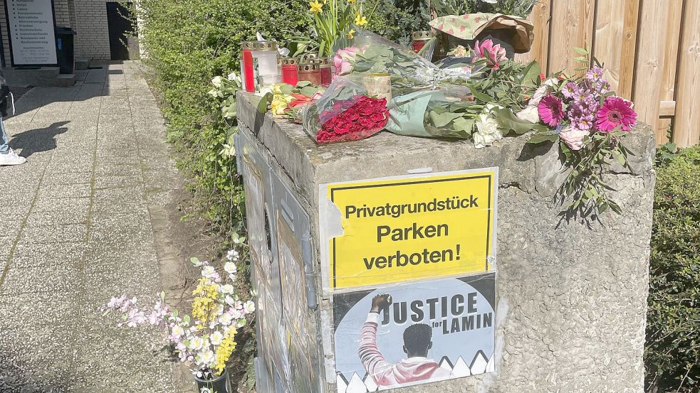 Vor der Wohnung des Toten wurden Blumen abgelegt. Foto: Marie Busse