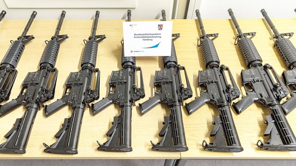 Sichergestellte Schusswaffen aus dem Diebstahl werden in Hamburg präsentiert. Foto: Markus Scholz/dpa