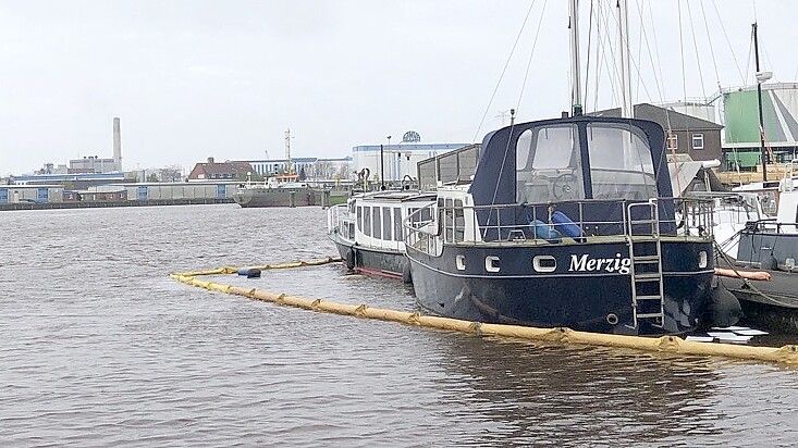 Wenn man genau hinsieht, erkennt man links neben dem hinteren Motorboot knapp an der Wasseroberfläche noch die Persenning, also die Stoffabdeckung, des gesunkenen Motorboots.