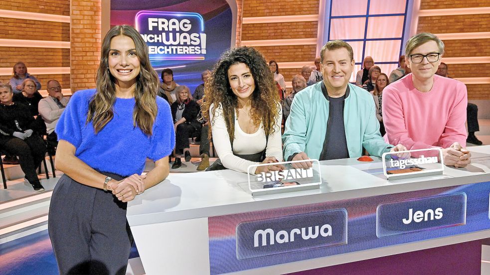 Moderiert wird die Show von Lea Wagner (von links). Das Rateteam bilden Marwa Eldessouky („Brisant“), Jens Riewa („Tagesschau“) und Ralph Caspers (Moderator). Foto: NDR/UFA Show & Faktual/Uwe Ernst