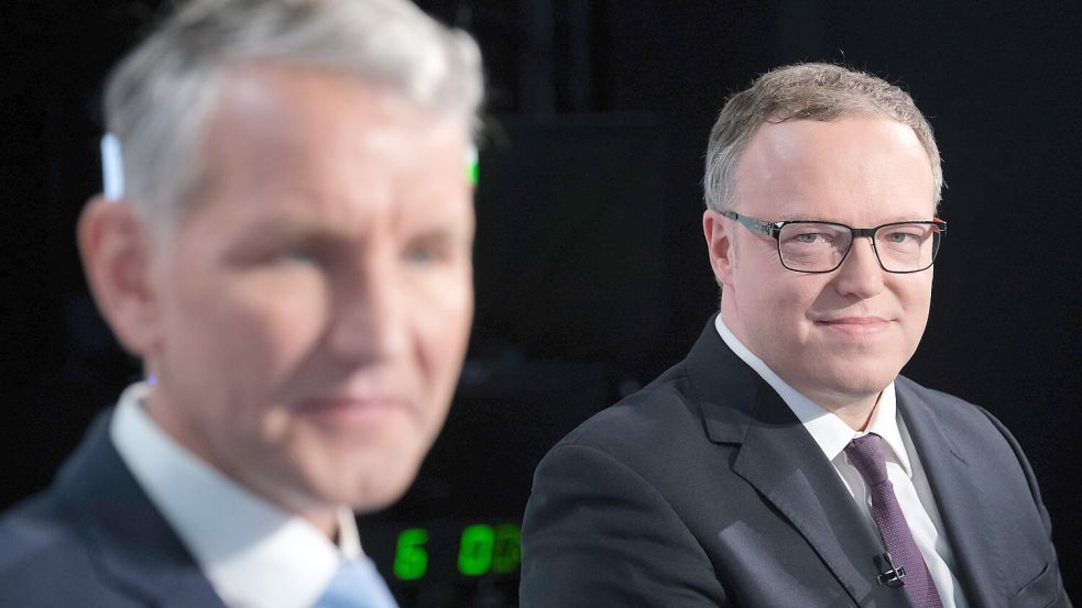 Mario Voigt (CDU, rechts) ist zufrieden mit dem TV-Duell gegen Björn Höcke (AfD). Foto: IMAGO/dts Nachrichtenagentur