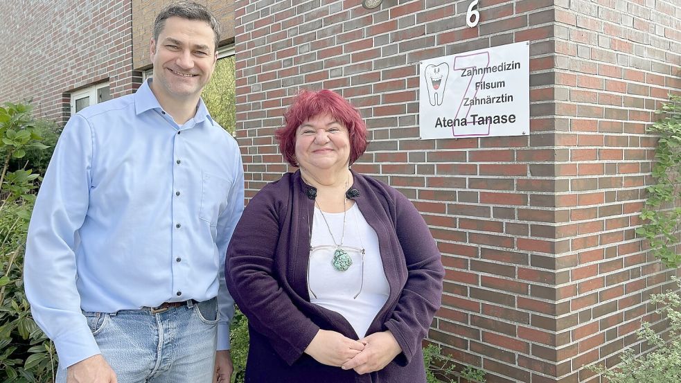 Atena Tanase gründet in Filsum eine neue Zahnarztpraxis. Darüber freut sich auch Samtgemeindebürgermeister Christoph Busboom. Foto: Heinig