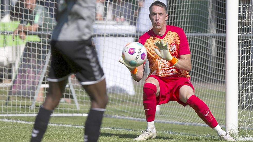 Nach nur 30 Gegentreffern in 19 Spielen kassierte Jann Hellmers am Freitagabend gleich fünf Gegentore in einem Spiel. Archivfoto: Doden/Emden
