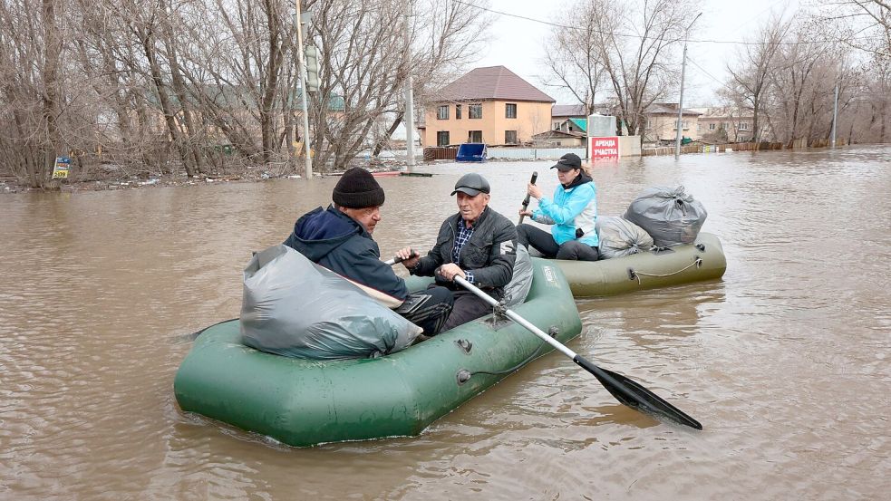 Die Überschwemmungen lösten die Evakuierung Tausender Menschen in der Region Orenburg aus, die etwa 1200 Kilometer südöstlich der Hauptstadt Moskau liegt. Foto: v.v.smolnikov/AP/dpa