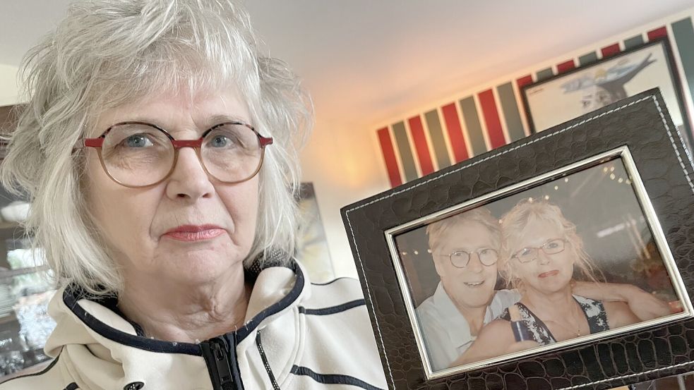 Brigitte Simon mit einem Foto aus besseren Tagen: Damals ging es ihrem Mann „Kalli“ noch gut. Foto: Janßen