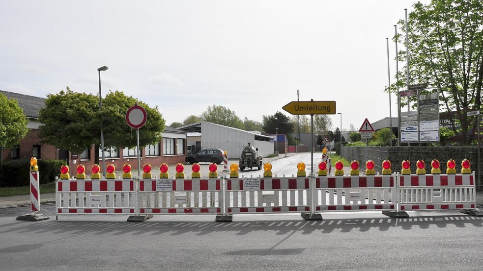 Kein Durchkommen: Die Straße Am Emsdeich bekommt eine neue Decke. Foto: Wolters