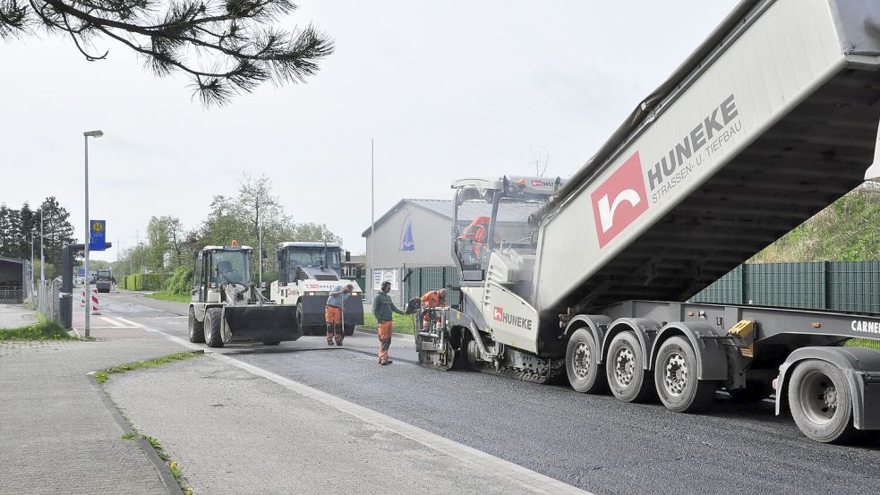 Am Samstag begannen die Arbeiten an der neuen Asphaltdecke. Foto: Wolters