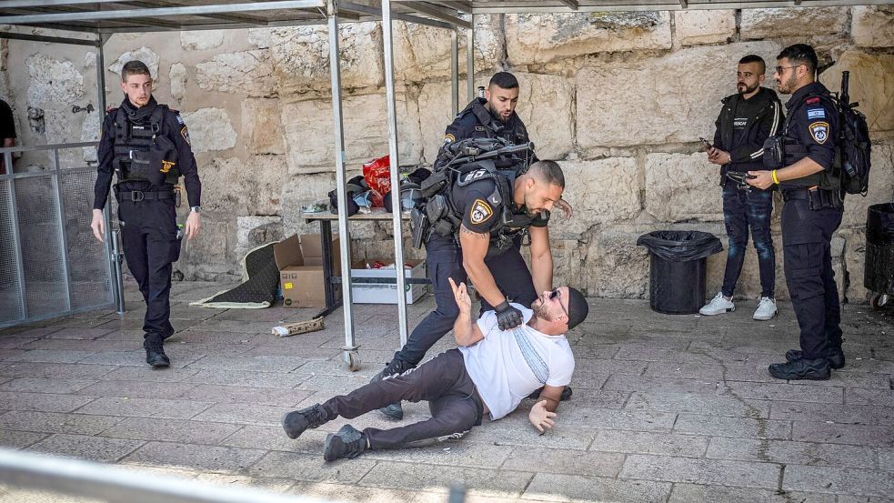 Israelische Sicherheitskräfte nehmen einen muslimischen Mann in der Altstadt von Jerusalem fest. Die Sorge vor einem iranischen Vergeltungsschlag auf israelisches Territorium wächst. Foto: Ilia Yefimovich/dpa