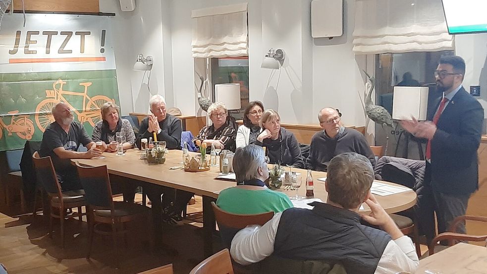 Bei der Mitgliederversammlung des Vereins „Radweglückenschluss an der L4 e.V.“ referierte Yasin Kilic (rechts), der stellvertretende Leiter des Niedersächsischen Landesamtes für Straßenbau und Verkehr, Geschäftsbereich Aurich. Foto: privat