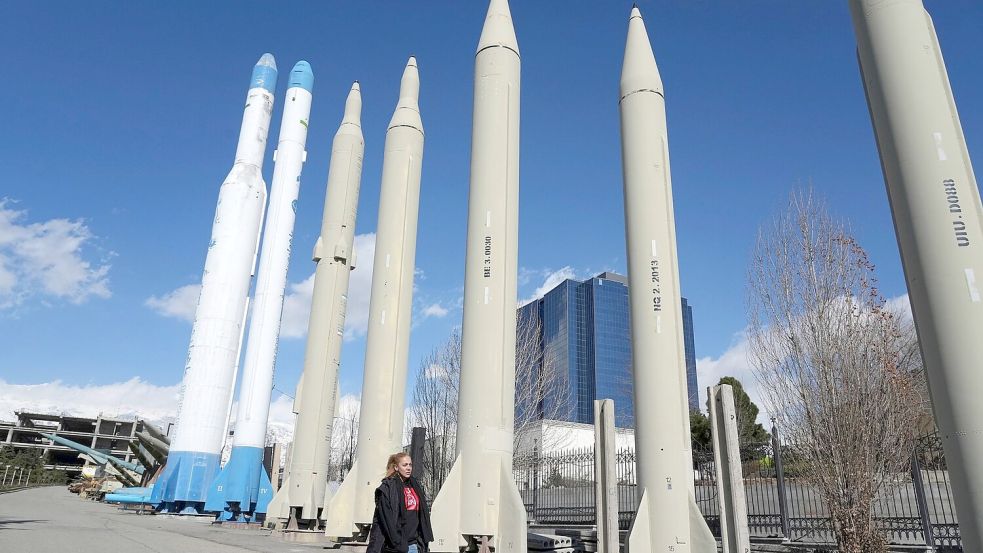 Dauerausstellung von im Iran produzierten Raketen und Satellitenträgern in einem Erholungsgebiet im Norden Teherans. Foto: Vahid Salemi/AP/dpa
