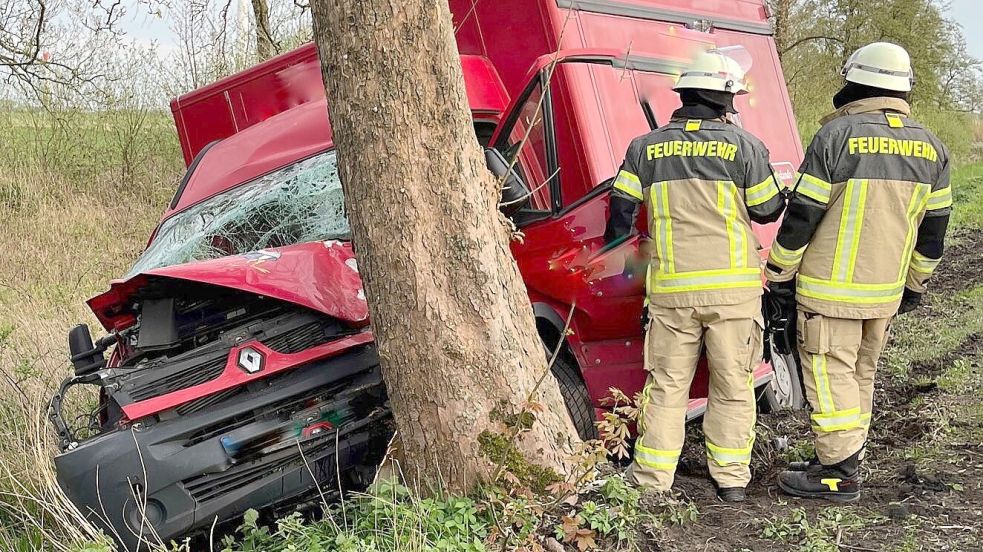 An der Unfallstelle war die Feuerwehr im Einsatz. Foto: Coordes/Feuerwehr Ihlow