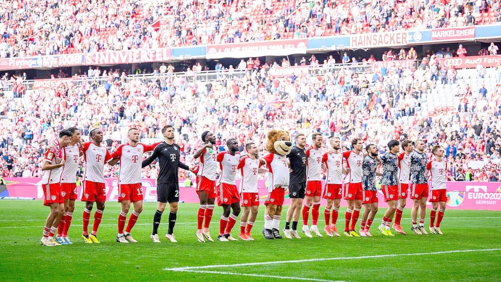 Die Spieler des FC Bayern bedanken sich nach dem Sieg gegen den 1. FC Köln bei den Fans. Foto: Tom Weller/dpa