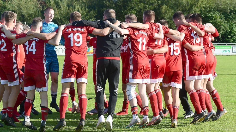 Die Bunder Spieler hatten nach dem 6:1-Sieg am Sonntag gut lachen. Foto: Damm/Archiv