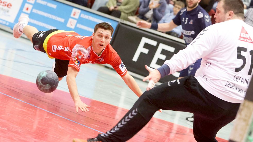 Jorit Reshöft fand mehrfach in dem überragenden Torhüter Jakub Lefan seinen Meister. Fotos: Doden/Emden