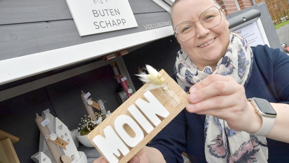Moin! Kerstin Rolfs präsentiert einen Deko-Artikel aus ihrem „Buten Schapp“ in der Jan-Zacharias-Straße in Großefehn. Foto: Ortgies