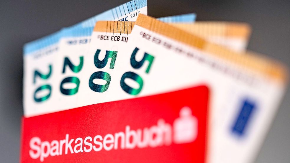 Beliebt, aber unrentabel: Das Sparbuch wirft praktisch keine Zinsen ab. Foto: Oliver Berg/dpa/dpa-tmn