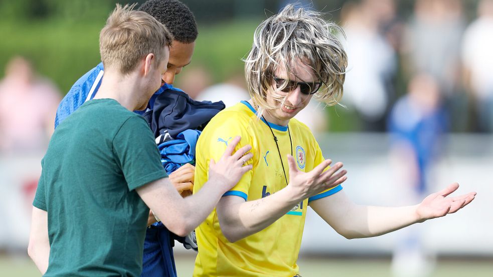 Der Perücken-Mann im Braunschweig-Trikot begab sich nach der Partie aufs Spielfeld und feierte auch neben den Kickers-Spielern vor dem Emder Block. Foto: Doden/Emden