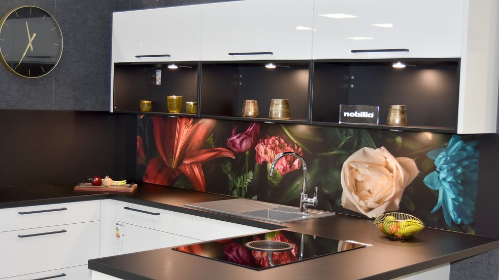 Auf einer Ausstellungsfläche von 900 Quadratmetern werden Küchen zahlreicher Markenhersteller präsentiert, darunter Musterküchen und Messeneuheiten. Foto: Prins