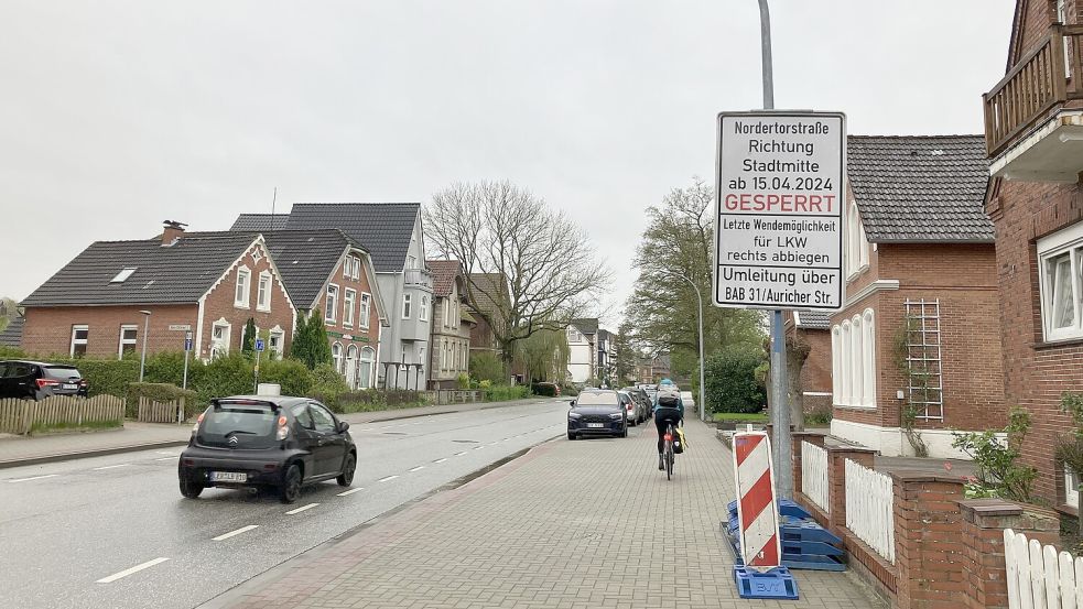 Hinweisschilder stehen schon weit vor der Baustelle auf der Wolthuser Straße. Foto: Schuurman