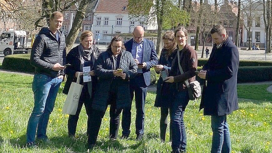 Vertreter der Ostfriesland Touristik – Landkreis Aurich, der Sparkassenstiftung Aurich-Norden und Bürgermeister Florian Eiben testeten gemeinsam mit Dr. Carolin Huppertz und Tanja Huppertz den neuen Entdeckerpfad per Smartphone. Foto: Stadt Norden