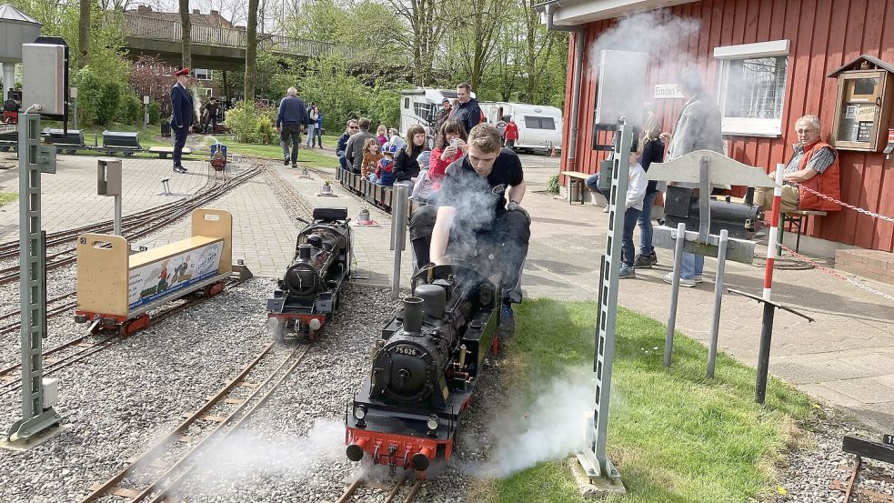 Es tutet und dampft wieder: Auftakt an der Minibahn. Foto: Schuurman