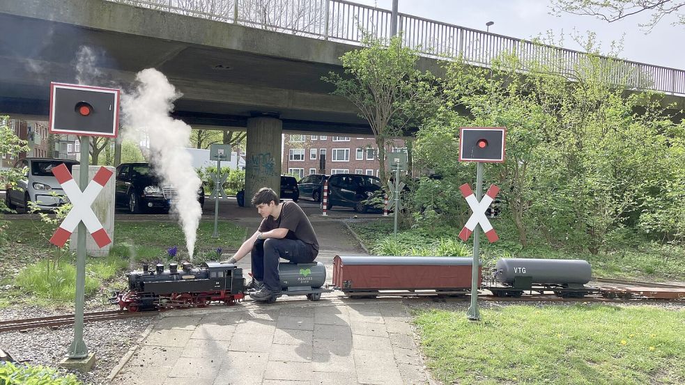 Vorsicht Zug: Die Signale an den Bahnübergängen blinken jetzt. Foto: Schuurman