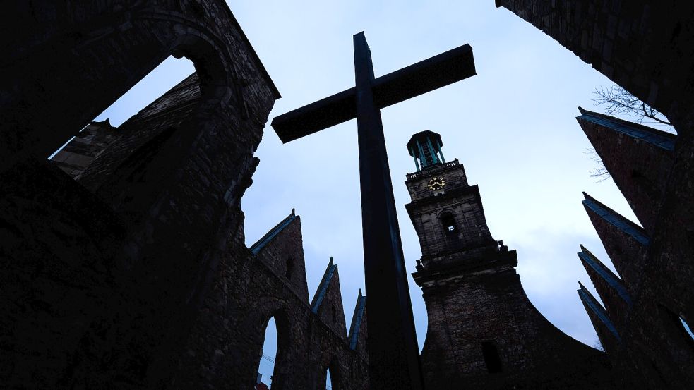 Auch in Ostfriesland häufen sich Kirchenaustritte, die Gründe sind vielfältig. Symbolfoto: Stratenschulte/dpa
