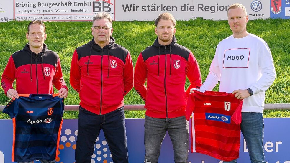 Der 2. Vorsitzende Marco Lindemann (links) und Klubchef Timo Boekhoff (rechts) freuen sich, das Vater-Sohn-Gespann Wilfried und Kevin Böse (Zweiter von rechts) für Frisia gewonnen zu haben. Foto: Privat
