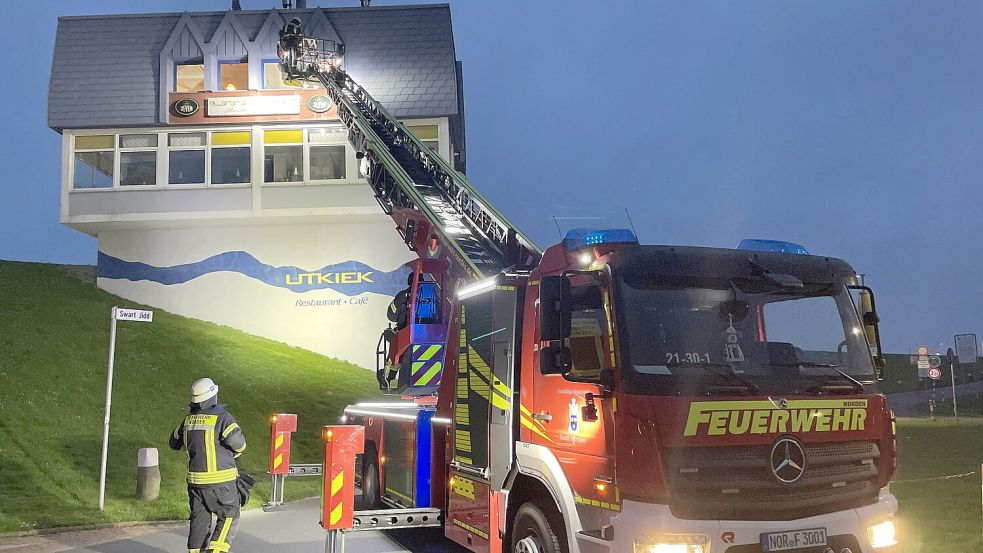 Weil der Urlauber aus dem Dachgeschoss des Gebäudes abtransportiert werden musste, kam die Drehleiter zum Einsatz. Foto: Feuerwehr