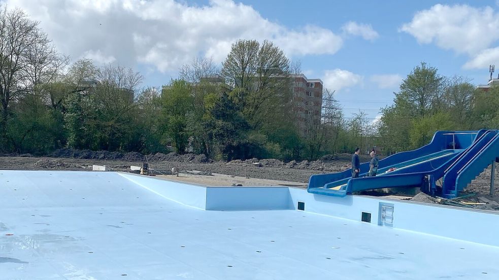 Das Nichtschwimmerbecken wurde gereinigt, die Rutsche wird wieder aufgehübscht. Fotos: Stadt Emden