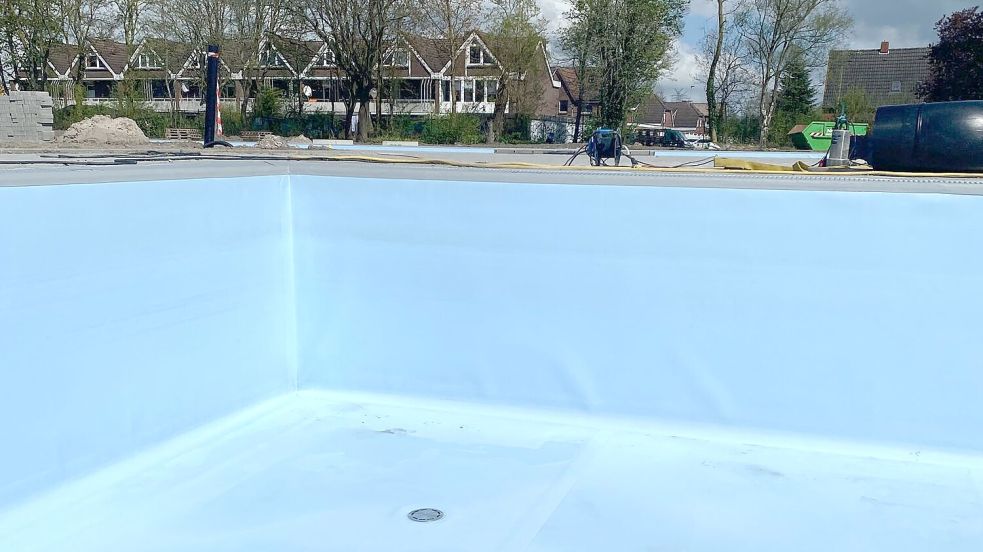 Die Becken und die Bädertechnik sollen bei einem Probebetrieb in Kürze getestet werden, sagt die Stadt.