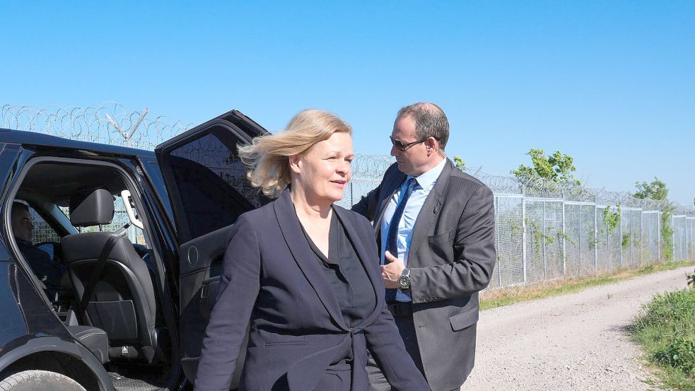 Bundesinnenministerin Nancy Faeser (SPD) besichtigt die „Grüne Grenze“ zwischen der Türkei und Bulgarien. Foto: Soeren Stache/dpa