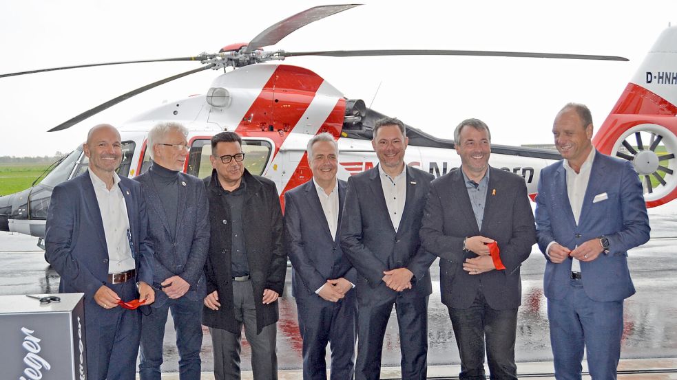 Sie nahmen die neue Helikopterbasis für die Luftrettung und Offshore-Versorgung in Norddeich in Betrieb (von links): Dr. Krystian Pracz (Vorstand DRF Luftrettung), Herbert Janssen (Northern Helicopter, NHC), Olaf Weddermann (FLN Frisia-Luftverkehr), Christian Müller-Ramcke, Armin Ortmann (beide Geschäftsführer NHC), Johann Saathoff (Parlamentarischer Staatssekretär) und Carl-Ulfert Stegmann (Vorstand Reederei Norden-Frisia). Foto: Aiko Recke
