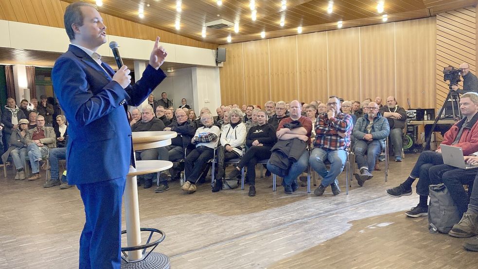 Der AfD-Bundestagsabgeordnete Martin Sichert am 7. Februar 2024 im Bürgerhaus Schortens. Er will hier auch am 11. Mai wieder auftreten. Foto: Oltmanns/Archiv