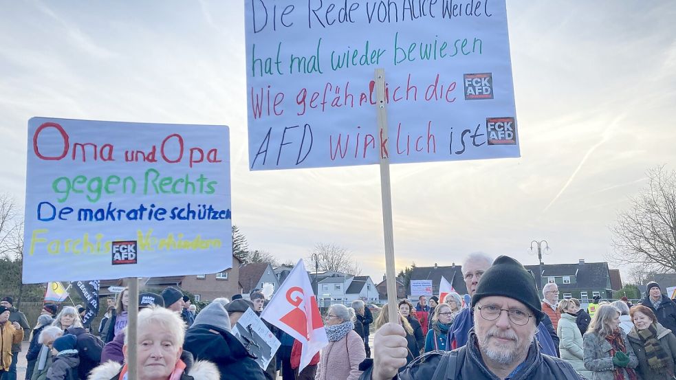Vor dem Bürgerhaus Schortens hatten sich am 7. Februar 2024 etwa 1000 Menschen zu einer Demo gegen die AfD versammelt. Foto: Oltmanns
