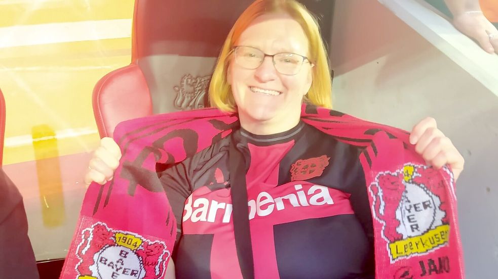 Auch Heike Schoon aus Wiesmoor lief auf den „heiligen Rasen“ und nahm sogar auf der Trainerbank Platz.