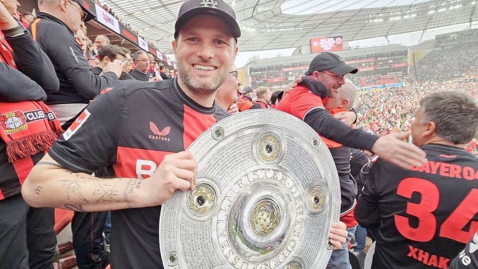 Dennis Ennen aus Moordorf posiert hier mit einer Meisterschale aus Pappe.