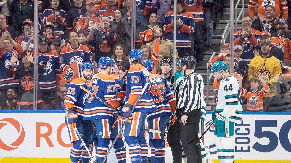 Eishockey: Marc-Edouard Vlasic (44) von den San Jose Sharks sieht zu, wie die Edmonton Oilers während des ersten Drittels ein Tor feiern. Foto: JASON FRANSON/The Canadian Press/AP/dpa