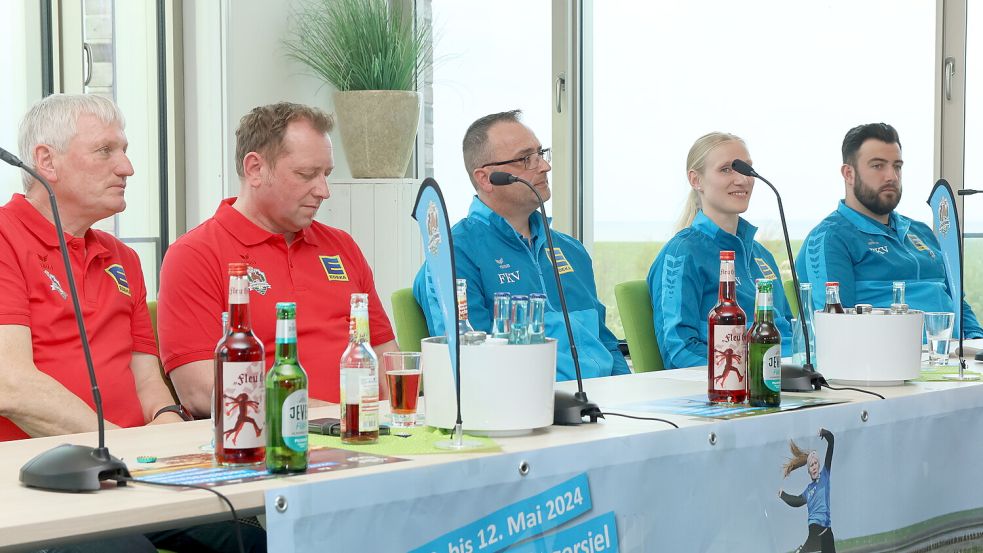 Rede und Antwort standen (v.l.) Folkmar Lüpkes, Hellfried Götz, Ralf Look, Lena Stulke und Fabian Schiffmann. Foto: Gerken