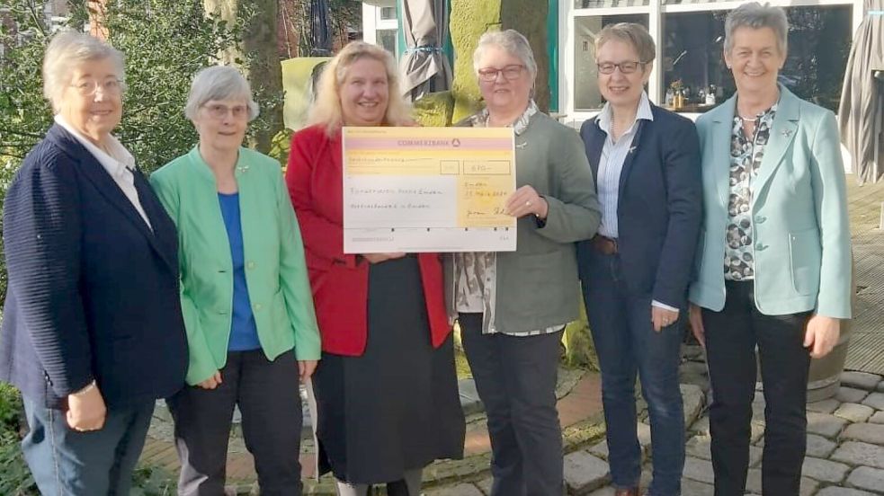 Zur Scheckübergabe trafen sich (von links): Theda Ohling, Gerda Edens, Andrea Risius, Frieda Jürrens, Anke Janssen und Gerda Weiland. Foto: privat