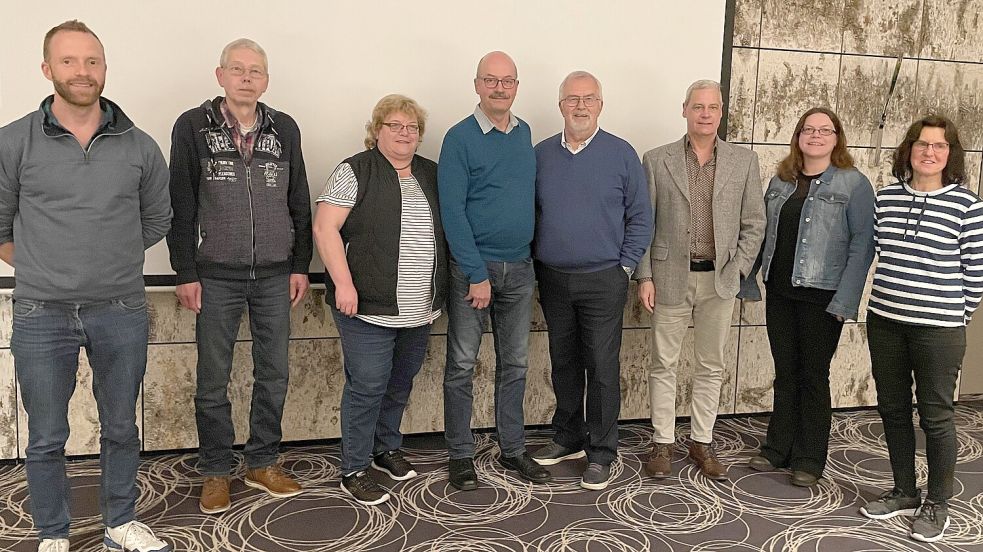 Nach der Wahl stellte sich der neue Vorstand zu einem Foto auf (von links): Steffen Holz, Axel Remmers, Gerlinde Broich, Hinrich Hippen, Erold Buder, Rainer Ideus, Marina Schoon, und Gertrud de Wall. Foto: privat