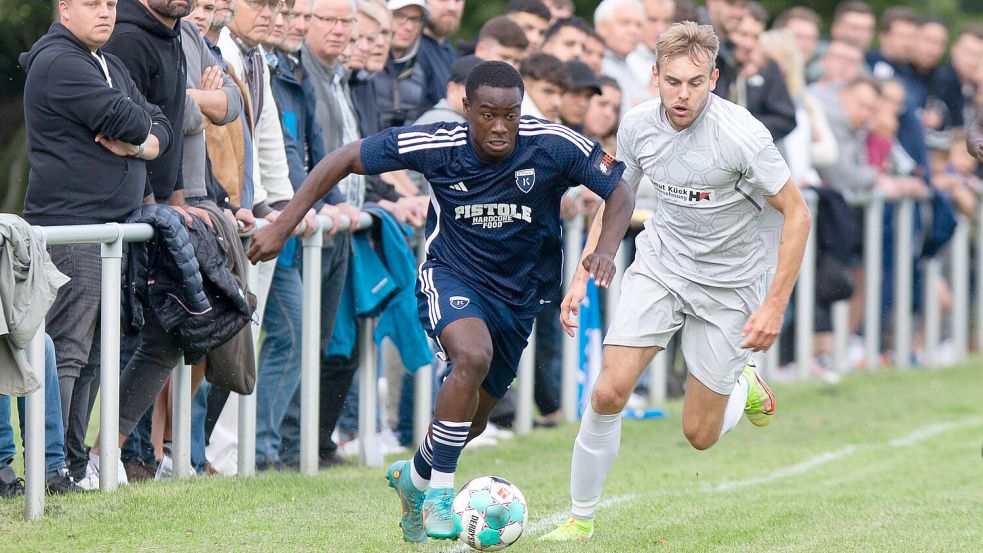 Im Pokalspiel eilten die Kickers-Akteure (am Ball Said Abbey) zu Saisonbeginn den Bornreihern häufig davon und siegten 4:0. Foto: Doden